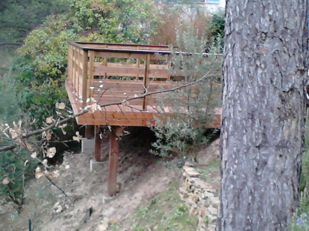 conception d'une terrasse en bois suspendue