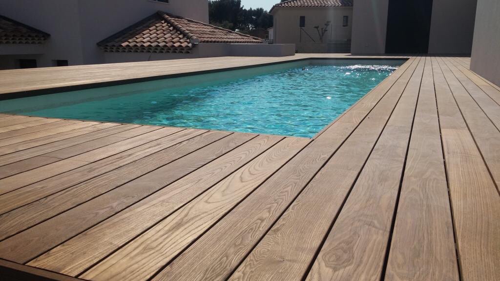 Terrasse en bois autour d'un couloir de nage